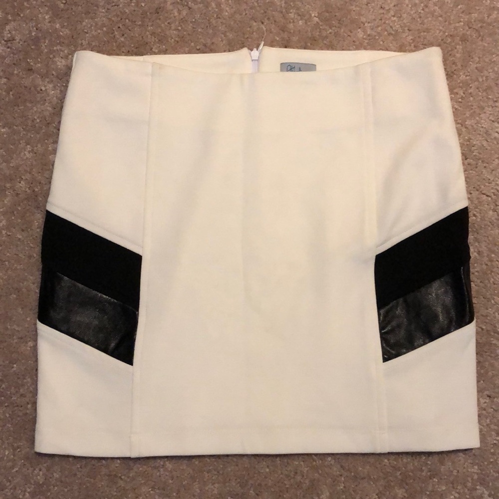 White mini skirt - leather detail